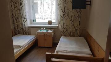 Фото номера Двухместный номер с 2 отдельными кроватями Отель Hotel Śnieżnik г. Клодзко 4