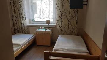 Фото номера Двухместный номер с 2 отдельными кроватями Отель Hotel Śnieżnik г. Клодзко 7
