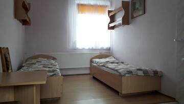 Фото номера Двухместный номер с 2 отдельными кроватями и душем Хостелы Dom Wycieczkowy "Na stadionie" г. Клодзко 5